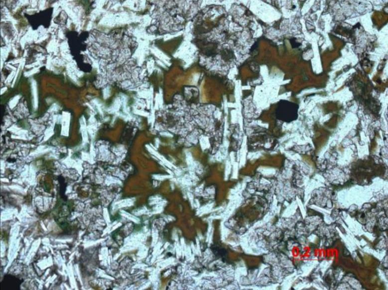 74 FIGURA 4.1 - MICROGRAFIA OBTIDA NA ANÁLISE PETROGRÁFICA DO AGREGADO Argilomineral Plagioclásio e Augita FONTE: A Autora (2015). FIGURA 4.2 - DIFRATOGRAMA OBTIDO NA CARACTERIZAÇÃO MINERALÓGICA QUALITATIVA DO AGREGADO, POR XRD.