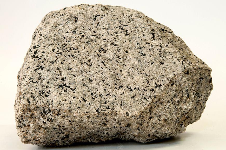 Rochas Magmáticas-Tipos Tal como indicado no esquema anterior, as rochas magmáticas dividem-se em vários tipos: Rochas Plutónicas (ou intrusivas): Rochas formadas em profundidade,