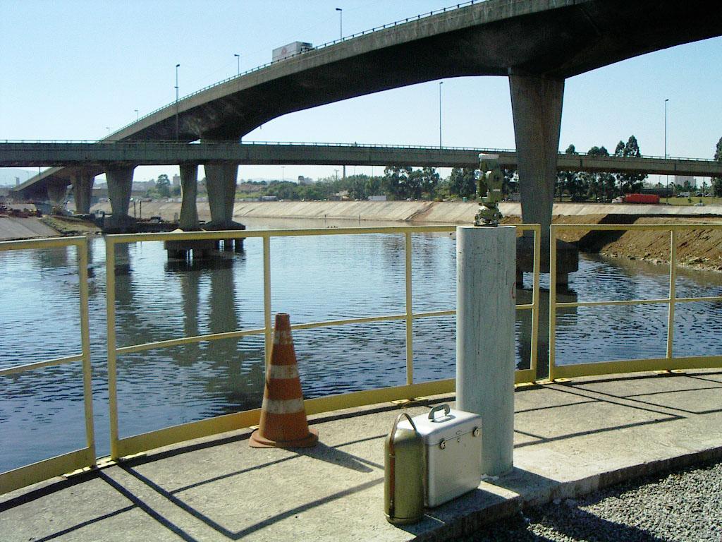 Em função do rebaixamento da calha do rio Tietê, entendeuse como necessário fazer uma verificação das condições dos viadutos do chamado Cebolão.