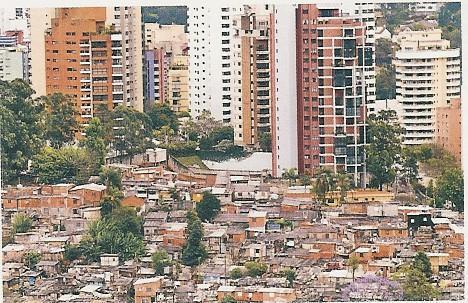 Tuca Vieira / Folha Imagem Colocar foto - favela x prédios de luxo Vista da