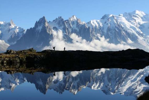 DESTINO ALPES FRANCESES CHAMONIX Chamonix Mont-Blanc está localizada nos Alpes Franceses aos pés do MontBlanc, a maior montanha da Europa (4,810 metros), um destino alpino que reúne atividades