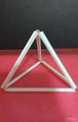Figura 4: Pirâmide de base triangular Fonte: As autoras 2º Passo: Identificamos os elementos que compõem o sólido, sendo eles: arestas, faces, base, altura e apótema da pirâmide.