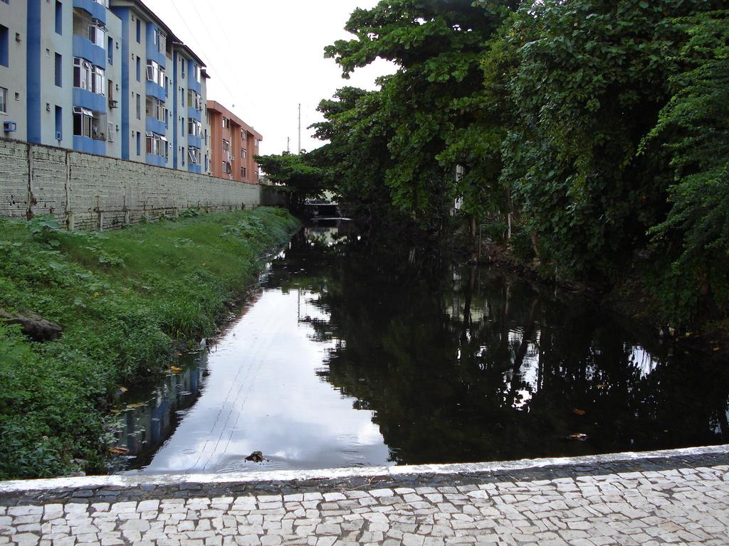 Figura 06a Afluente do rio Maranguapinho em áreas urbanizadas próximo