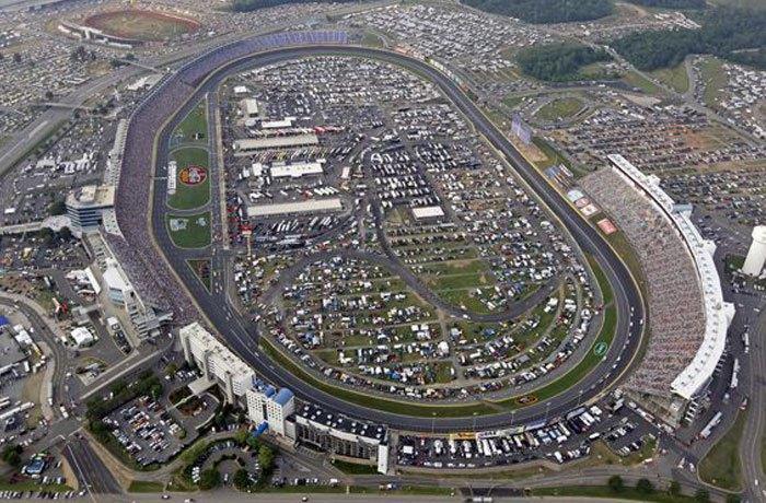 corrida de toda a NASCAR na temporada e a 2º possui 501 milhas (806 km ou 334 voltas). No caso da 2ª prova, no nome dela, o número é arredondado para 500.