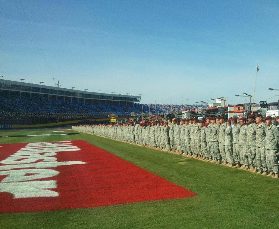 Soldados estadunidenses em Charlotte, pouco antes da Coca-Cola 600 em 2013.