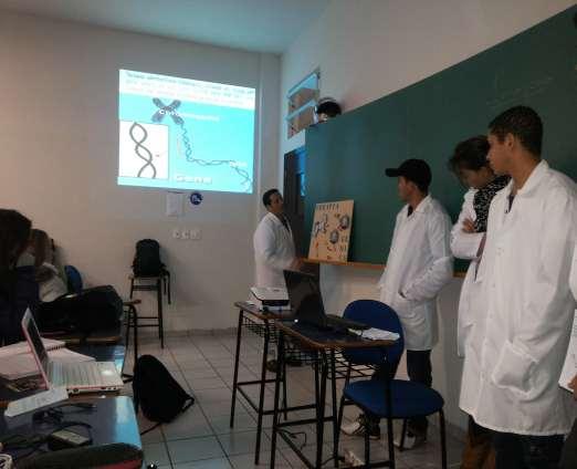 Figura 1. Apresentação de maquete sobre a Terapia Gênica como prática pedagógica na disciplina de Biologia Molecular.