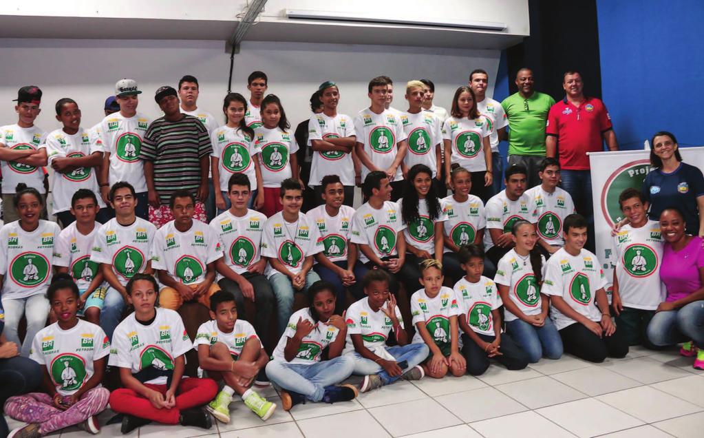 INFORMATIVO 03 Conhecendo o Projeto Esporte e Cidadania Paraná O projeto Esporte e Cidadania Paraná visa proporcionar o desenvolvimento integral e saudável de crianças e adolescentes no Estado do