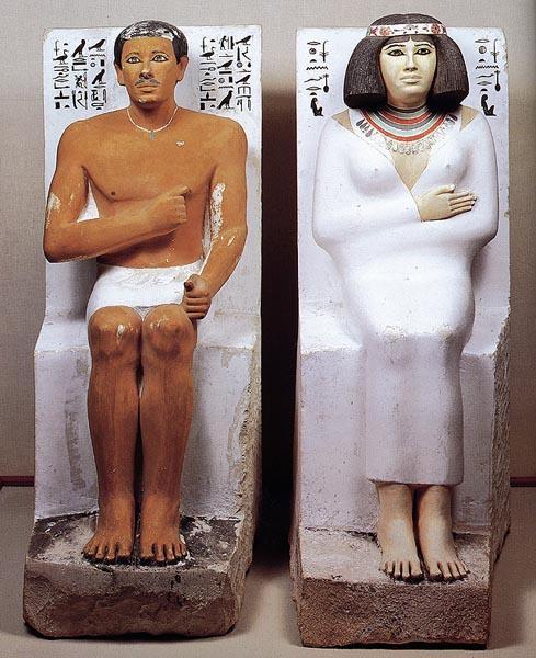 Príncipe Rahotep e sua Esposa Nefret. c. 2610 a. C. Museu Egípcio. Cairo. Esculturas típicas em preda calcária, com pose imóvel, impassível, das estátuas egípcias. Parece Menos Egípcia Nefertiti. c. 1360 a.