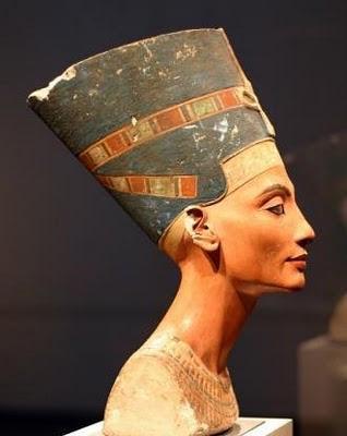 O marido de Nefertiti, faraó Akenaton, foi um reformador radical e um artista que proporcionou um afrouxamento temporário das convenções artísticas, como nesta representaçãoo naturalista de sua