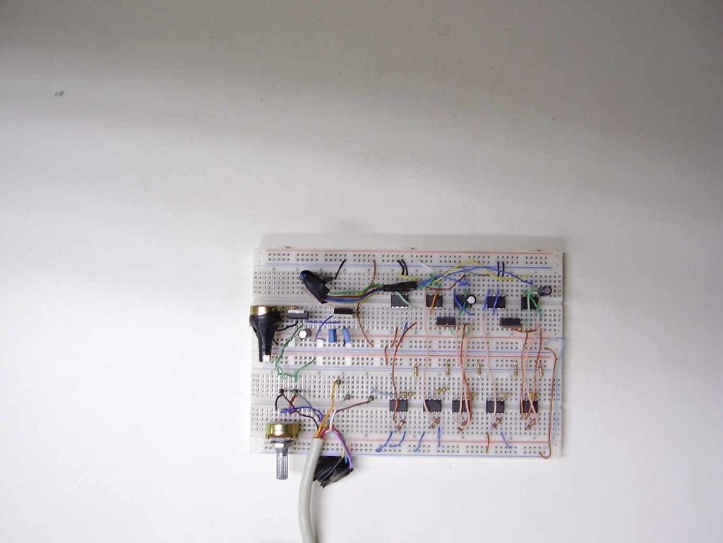 124 Fig. 6.92. Etapa de isolação ótica com driver implementada em protoboard Os sinais MLP1, MLP2 e MLP3 já ensaidos no tópico anterior foram então aplicados a essa etapa.