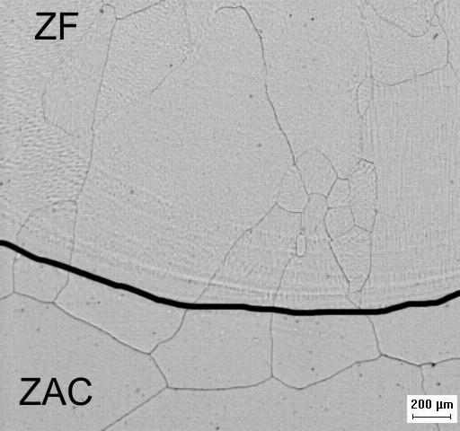 a) b) Figura 3 Micrografias da ZF da Liga 2. Aumento 50X. a) Condição P1.