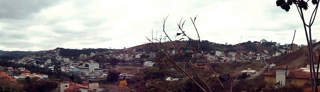 Paisagem urbana no entorno da Univiçosa 461 de cuidado com a terra e com o entorno do manancial hídrico, as queimadas e, em alguns pontos, a falta de arborização.