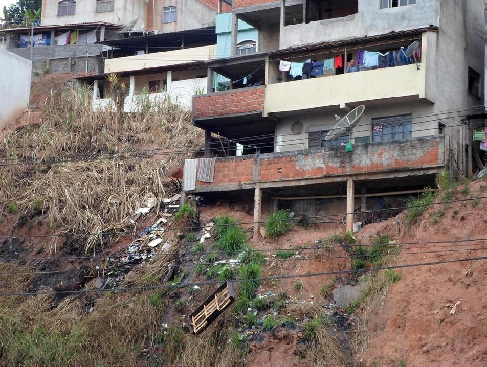 Paisagem urbana no entorno da Univiçosa 463 Figura 02- Resíduos nas encostas e resíduos de construção civil.