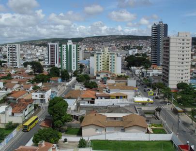 213 Vitória da Conquista além de contar com uma economia pujante, com comércio e serviços que atendem toda a região Sudoeste e até pessoas de outras regiões, como o norte de Minas Gerais, ainda tem