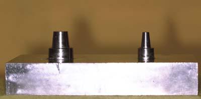 Matriz em aço para a confecção dos espécimes com extensão de pôntico de 12,5 mm (A) Vista frontal, e (B) Vista oclusal.. Figura 3.