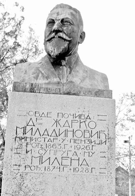 15. NOVEMBAR 2017. M NOVINE 33 А сада и нешто више о јед ном од нај ва жни јих акте ра др Жар ку Мила ди но ви ћу. Рођен је 1862. годи не у Ерде ви ку. Гим на зи ју је завр шио у Новом Саду 1882.