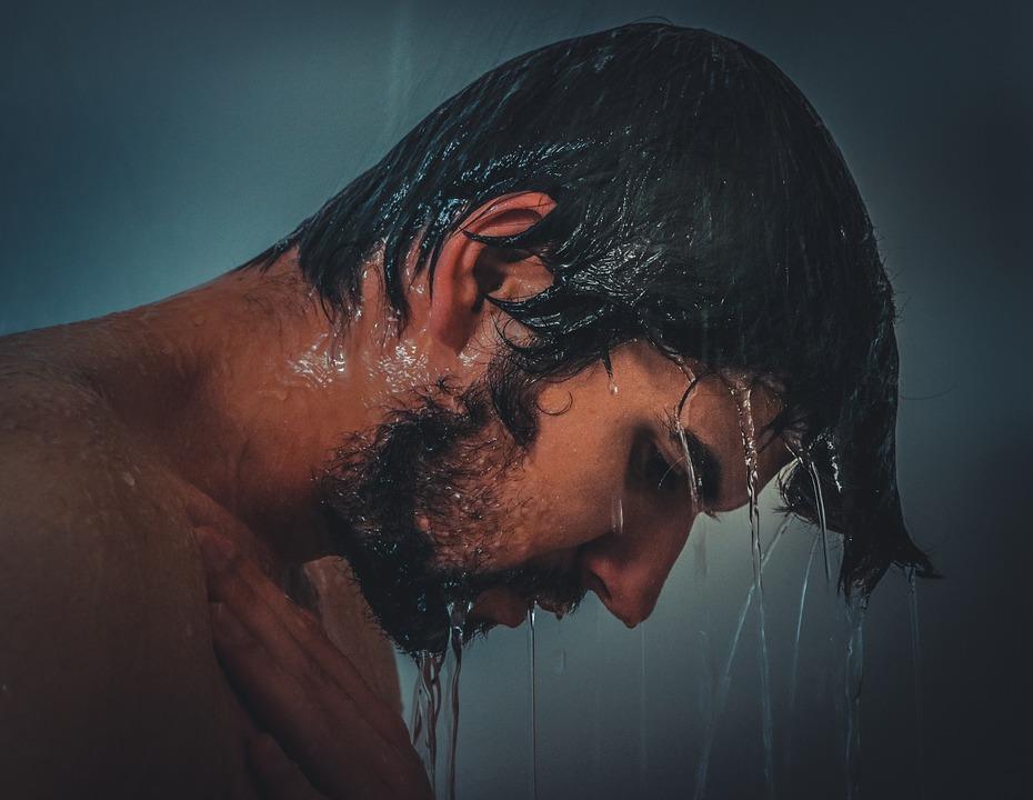 1. PRIMEIRO SEGREDO CUIDADO COM SHAMPOO 1.1. VINAGRE DE MAÇÃ Todos os shampoos químicos eliminam esses óleos naturais e também danificam o couro cabeludo.