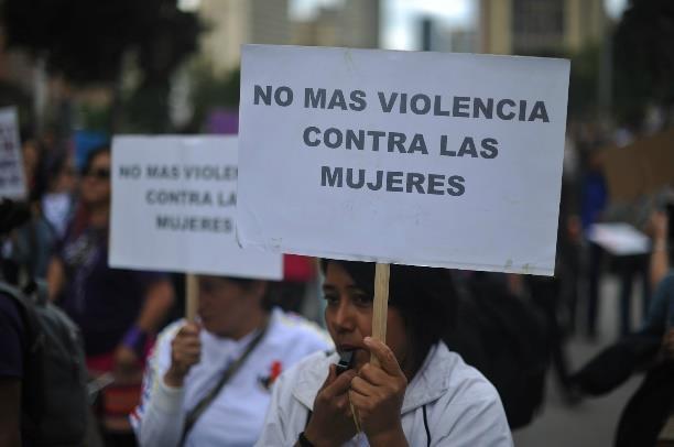 COLÔMBIA A cada 28 minutos, uma mulher é vítima de violência de gênero na Colômbia Dos 10 casos de abuso, apenas três são relatados. Em 2018, houve pelo menos 3.