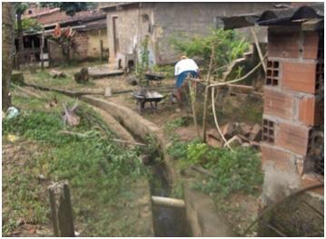 Porém estas canaletas apenas coletam parte da água da área e fazem o lançamento no meio de encostas sem