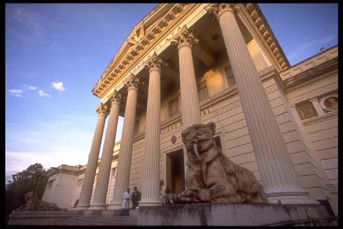 TOUR CIDADE DE LA PLATA Capital da Província de Buenos Aires. Este passeio é rico em arquitetura, cultura, religião e ciência.