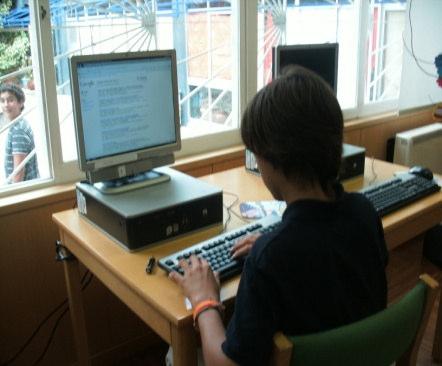 Zona de Multimédia Na biblioteca existem 10 computadores que te permitem efectuar pesquisas, produzir trabalhos A utilização dos computadores para jogar, consultar o correio