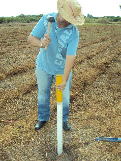 diâmetro, tendo esse tubo, sido colocado no solo a uma profundidade de 1 m, como mostra as Figuras 5 e 6. FIGURA 5. Calibração da sonda DIVINER 2000. Estação da EMBRAPA ALGODÃO, Barbalha-CE, 2010.