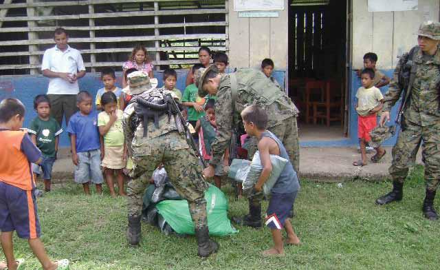 SENAFRONT Crianças recebem ajuda humanitária na comunidade Aruza em Río Tuira, Panamá.