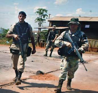 Following Kidnappers Footsteps paraguayan people s army linked to drug trafficking and farc STAFF Soldados de pé sobre os resquícios queimados de um abrigo militar em tacuatí, Paraguai.