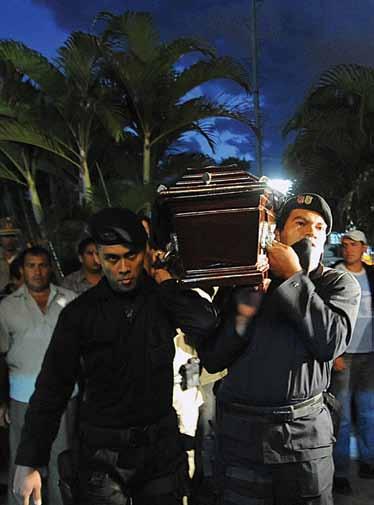 descobriram um acampamento rebelde. Em abril, as autoridades lançaram a Operação Py a Guapy (que significa tranquilidade em Guaraní) e enviaram 3.