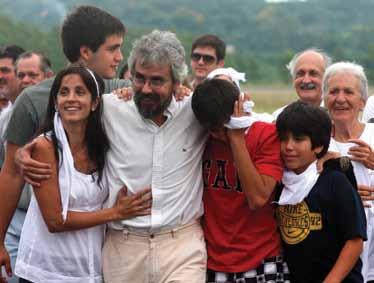 The ASSOCIATED PRESS Fidel Zavala, segundo da esquerda, é abraçado por parentes após sua chegada em Assunção em janeiro de 2010 após três meses de cativeiro.