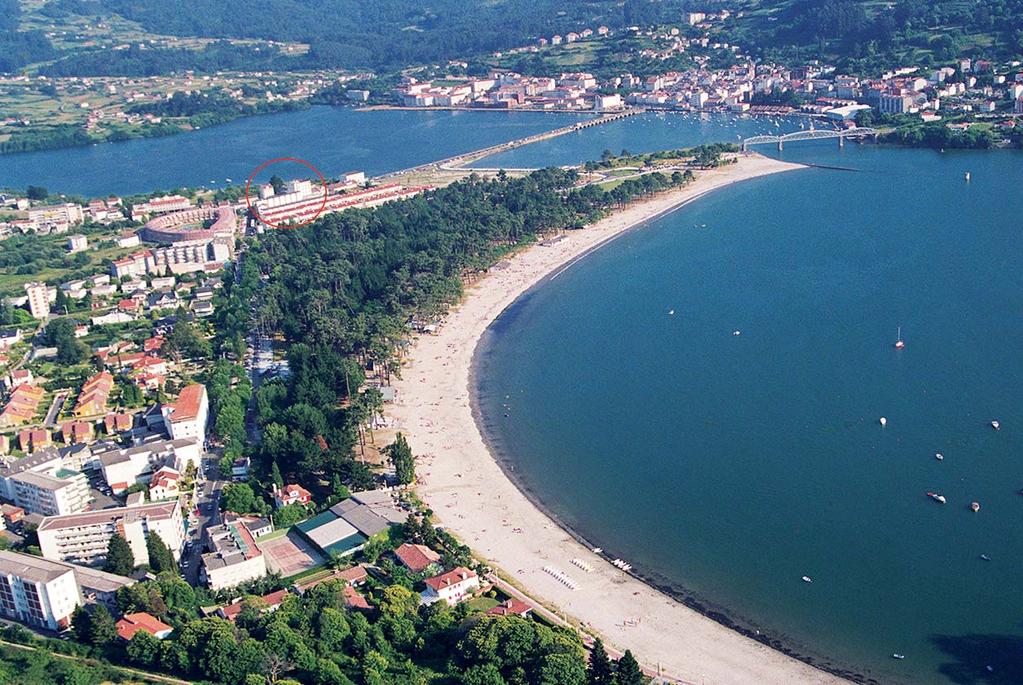 nobres, aquecimento, room-service, piscina, jardins, e parque infantil. Aptos: Situados a escasos metros da praia e do centro urbano.