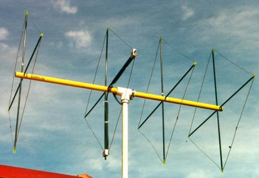 8 - Antena Corner A antena corner foi inventada por John Kraus e é muito utilizada na faixa de UHF.