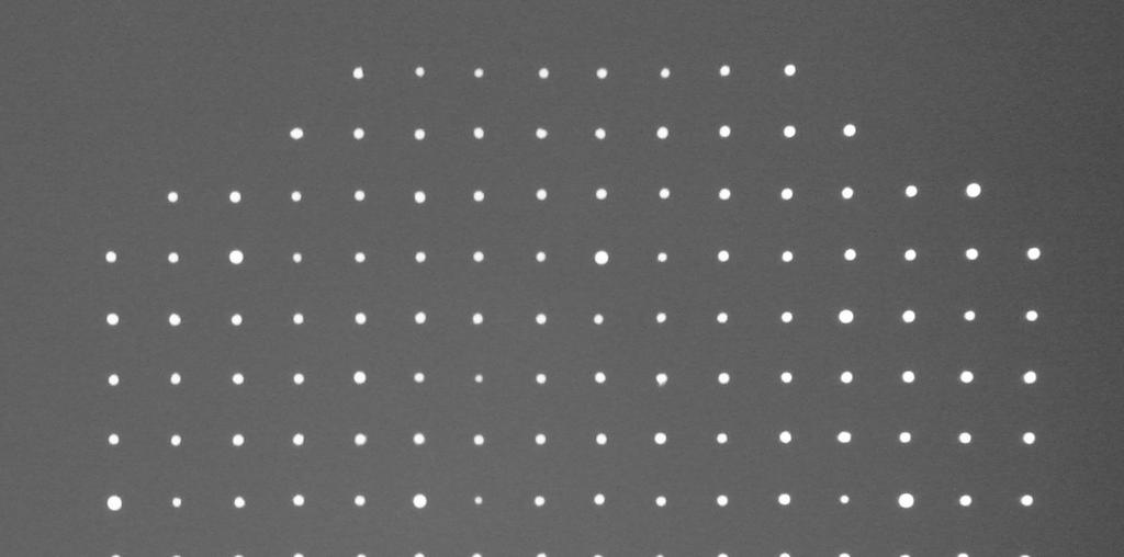 30 (A) (B) Figura 4 (A) Imagem do padrão de calibração (phantom) por meio de raios X, consistindo de uma placa de acrílico com orifícios preenchidos por chumbo.
