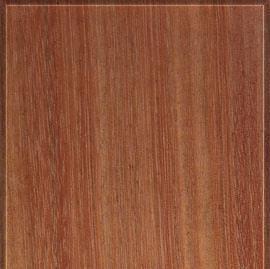 dura ao corte; grã direita a irregular; textura média a grossa; superfície pouco lustrosa. Figura 5 - Coloração da madeira de Angelim Vermelho 1.4.