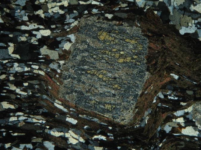 Largura da foto: 10mm Principais amostras: Minerais essenciais (%) Minerais acessórios (%) WF-AM37: St-chl-qtz-bt xisto WF-AM38: Chl-st-bt-qtz xisto Descrição geral Mineralogia Identificaçã o