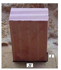 Quando se coloca um objeto sobre a areia, ela fica marcada devido à pressão exercida por esse objeto.