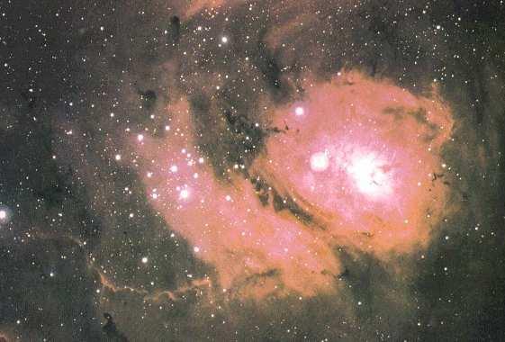 Nebulosas de Emissão A luz que incide na nuvem (em geral raios uv) é absorvida e depois emitida na forma de luz visível (em geral vermelha)