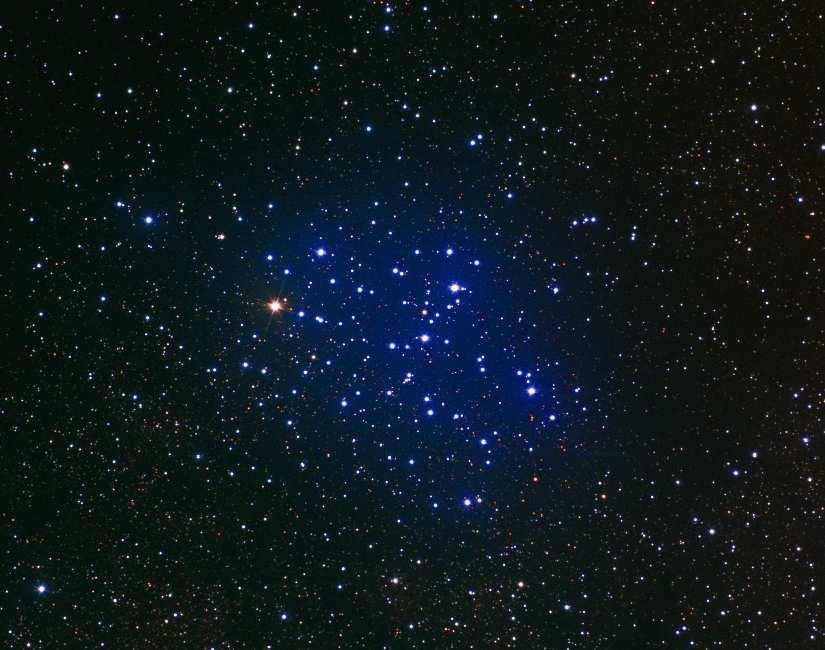 Enxames Abertos As suas estrelas são em geral bastantes jovens (azuis). Julga-se que é nestas regiões que nascem novas estrelas!