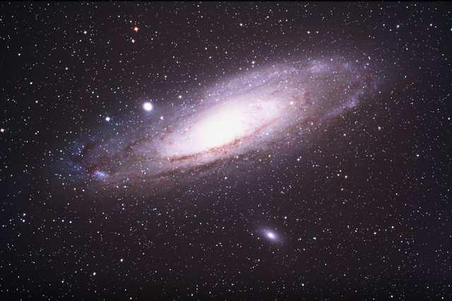 Galáxia de Andromeda A 2.5 milhões de anos luz fica a galáxia de Andrómeda (M31, NGC ).