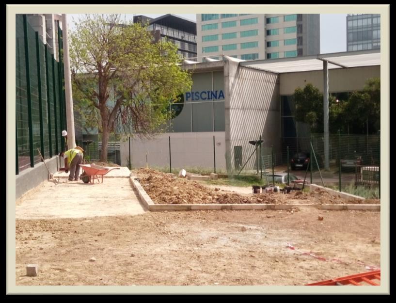 Campo de futebol área adjacente Obras no Bairro Depois do campo de futebol estar terminado, iniciaram-se as obras da área adjacente, que será um pequeno jardim, com calçada, bancos, mesas e