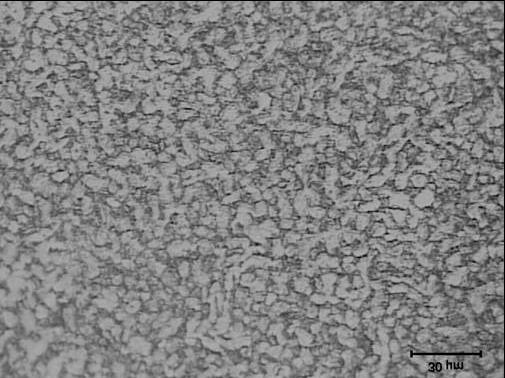 2.3 Preparação Metalográfica A preparação das amostras para análise via microscopia óptica e microscopia eletrônica de varredura seguiu os padrões usuais de metalografia ou seja embutimento a quente