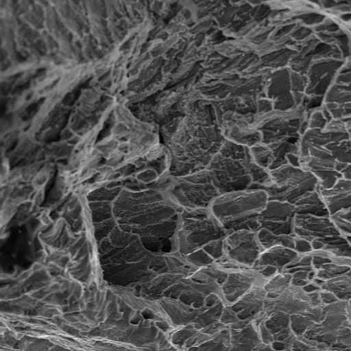 Pelas imagens obtidas na análise fractográfica observa-se a presença de fenômenos de estricção e o desenvolvimento de microcavidades.