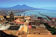 Desfrutará das belas vistas sobre o Gulfo de Nápoles com o Vesúvio, Capri, Ischia, Procida e da cidade abaixo.