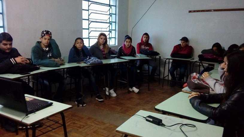 Figura 4: Os alunos do 9 ano assistindo o documentário sobre Feminismo.