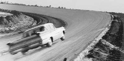 John Weatherly dando uma volta no oval de Daytona ainda em obras Como tudo começou A Daytona 500 nasceu juntamente com a construção do autódromo, o Daytona Intrnational Speedway.