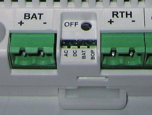 Só é possível reiniciar depois de se restabelecer o fornecimento de corrente alternada. Esta fonte de alimentação pode ser comtada para o modo 12 V o 24 V.