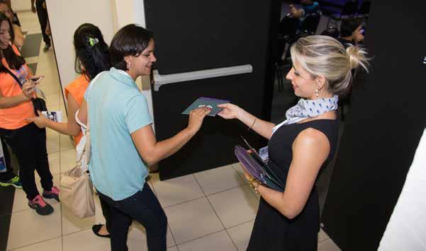 Os congressistas, dentro das salas, à espera do início da palestra ou nos intervalos,