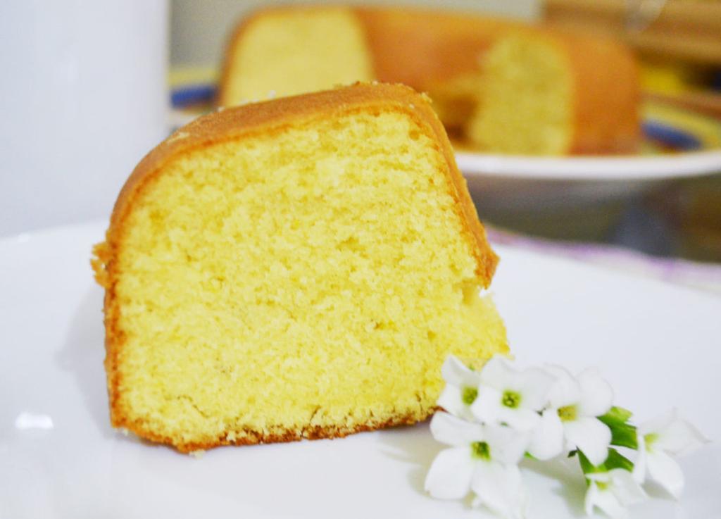 bolo de laranja 200 g de manteiga em temperatura ambiente 4 ovos, 2 xícaras de açúcar 3 xícaras de farinha de trigo 1/2 colher de chá de sal 2 colheres de chá de fermento químico 1 xícara de suco de