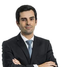 Paulo Linhares Dias Licenciado em 1994 na Faculdade de Direito da Universidade de Coimbra (FDUC), Pós-Graduado em Justiça Administrativa (FDUC) e em Direito Administrativo e Regional (UAç/FDUCL).