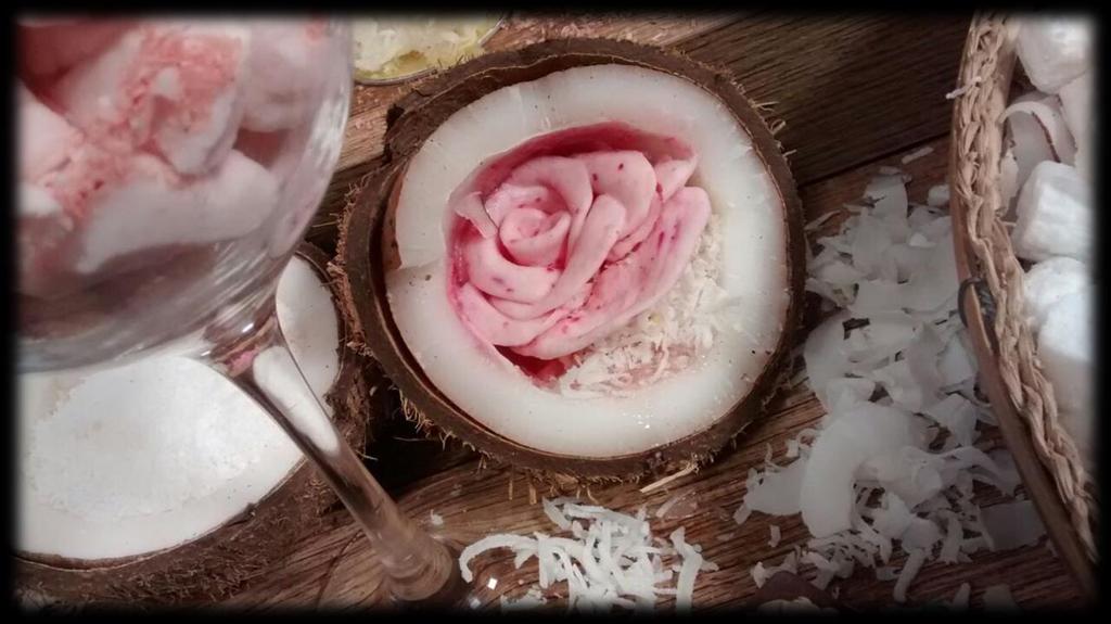 Rosas de balas de coco 4 Ingredientes 200 ml de leite de coco 200 ml de água 1 kg de açúcar Modo de preparo Coloque em uma panela grande o leite de coco, a água e o açúcar Mexa tudo muito bem e leve